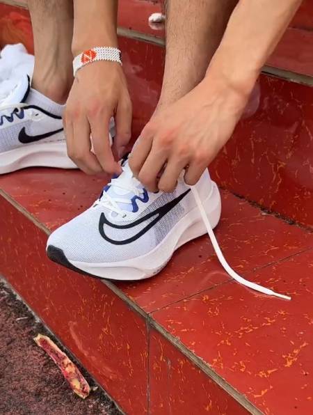 体育生上脚nikezoomfly5实战初体验跑起来有飞一般的感觉吗