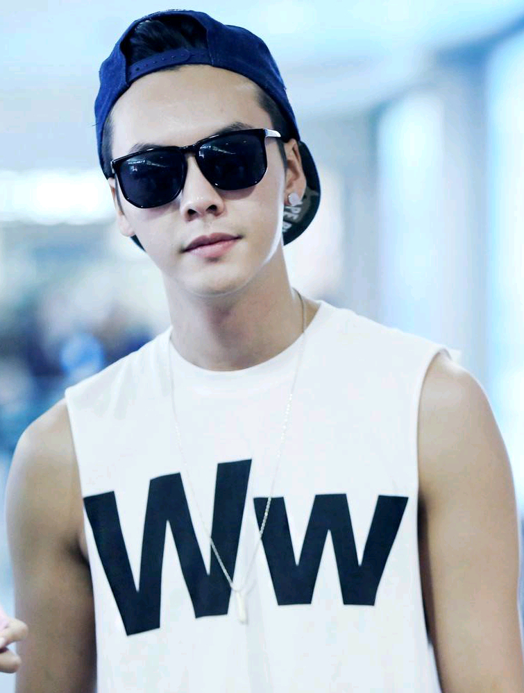 陈伟霆发微博晒腹肌照,八块腹肌和鲨鱼肌清晰可见-度小视