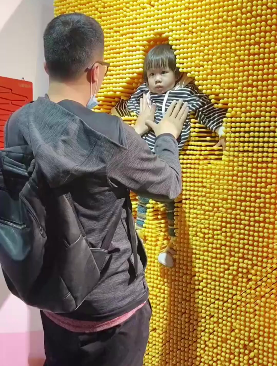 爸爸实力坑娃,看宝宝可怜的样子,我不厚道地笑了!