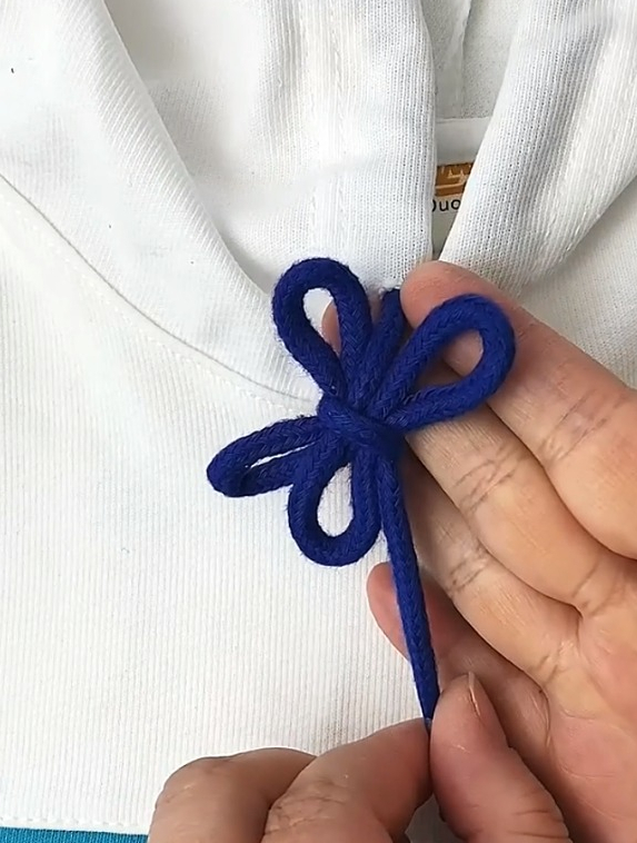 卫衣抽绳打结的方法来咯 卫衣飘绳打结 绳结技巧 生活小技巧-度小视