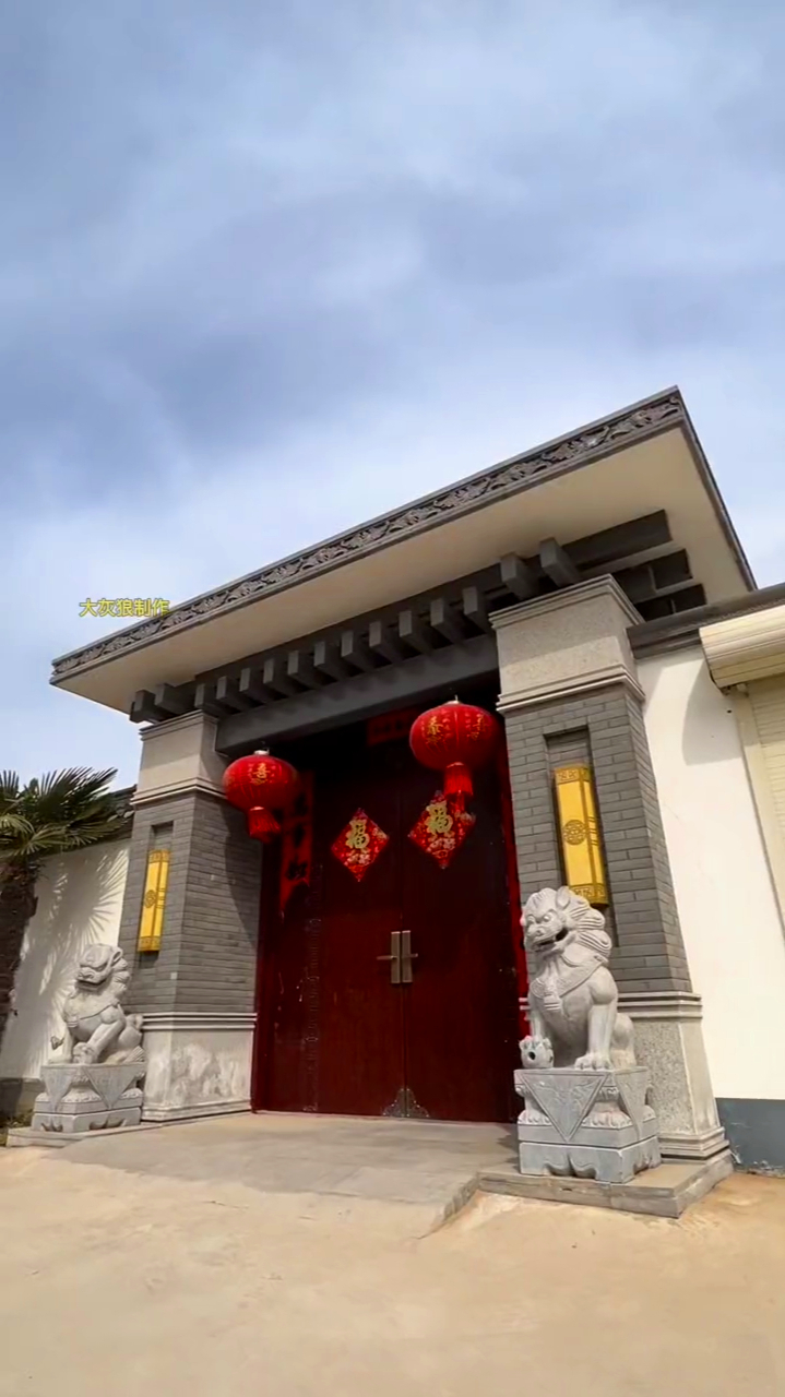 农村自建中式小院!一对石雕狮子才刚落定!门楼瞬间就有了新模样