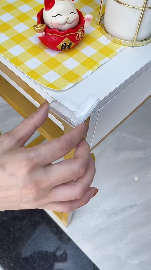 家具边边角角很尖锐,有了这样的防撞贴,保护家人不受伤害,爱了