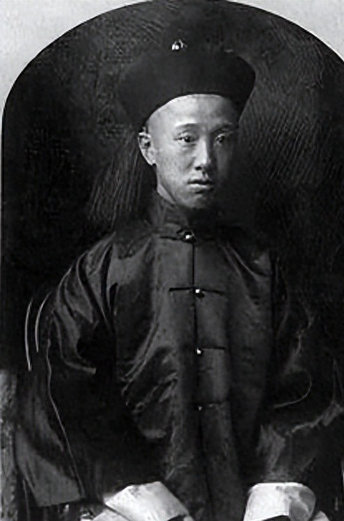 载沣的妻子就是荣禄的小女儿瓜尔佳·幼兰,小名"福妞儿"又叫"八姑娘"