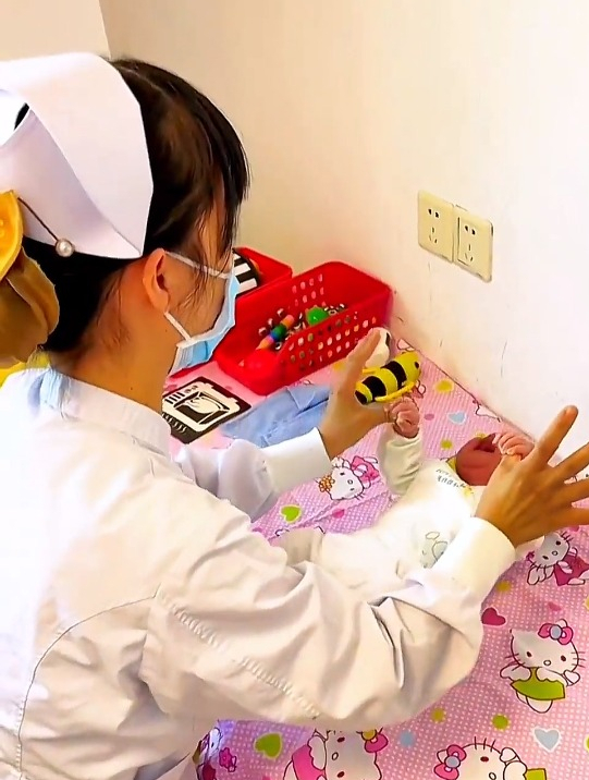 护士测试宝宝的抓握反射,吊起来的那一刻吓坏了众人!-度小视