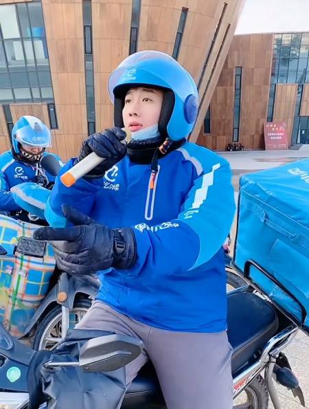 外卖小哥爱唱歌《听闻远方有你》演唱:大心-度小视