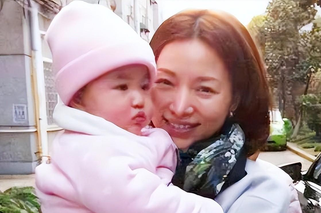 回顾事实证明消失的央视一姐董卿已经走上另一条大道