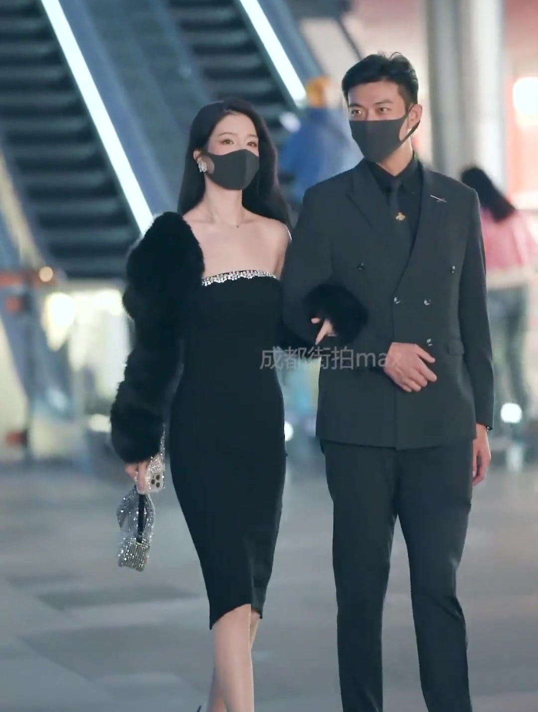 男帅女靓的太古里最佳情侣.高跟鞋 街拍 爱情-度小视