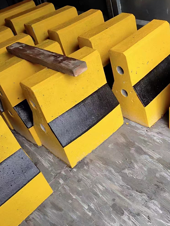 道路分隔警示防撞石墩路口区域隔离水泥墩移动路障-度小视