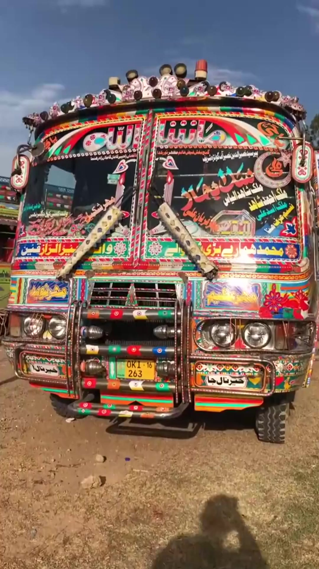 巴基斯坦的公交车是这样的,晚上我是不敢坐,太吓人了!