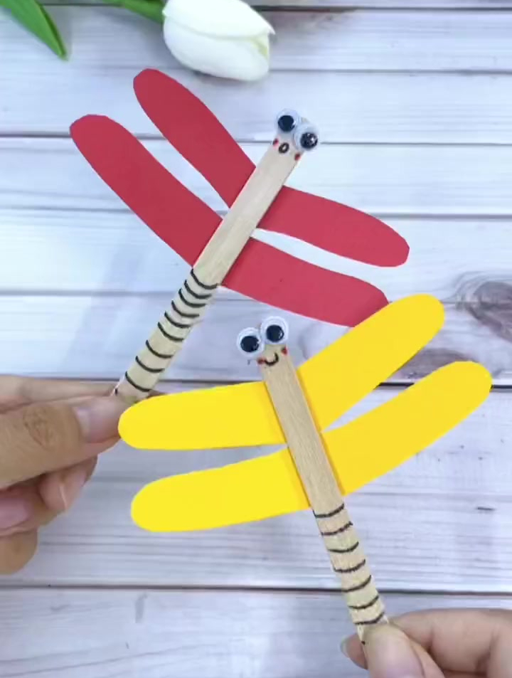 花一分钟,用雪糕棍做两个漂亮的小蜻蜓玩儿吧!-度小视