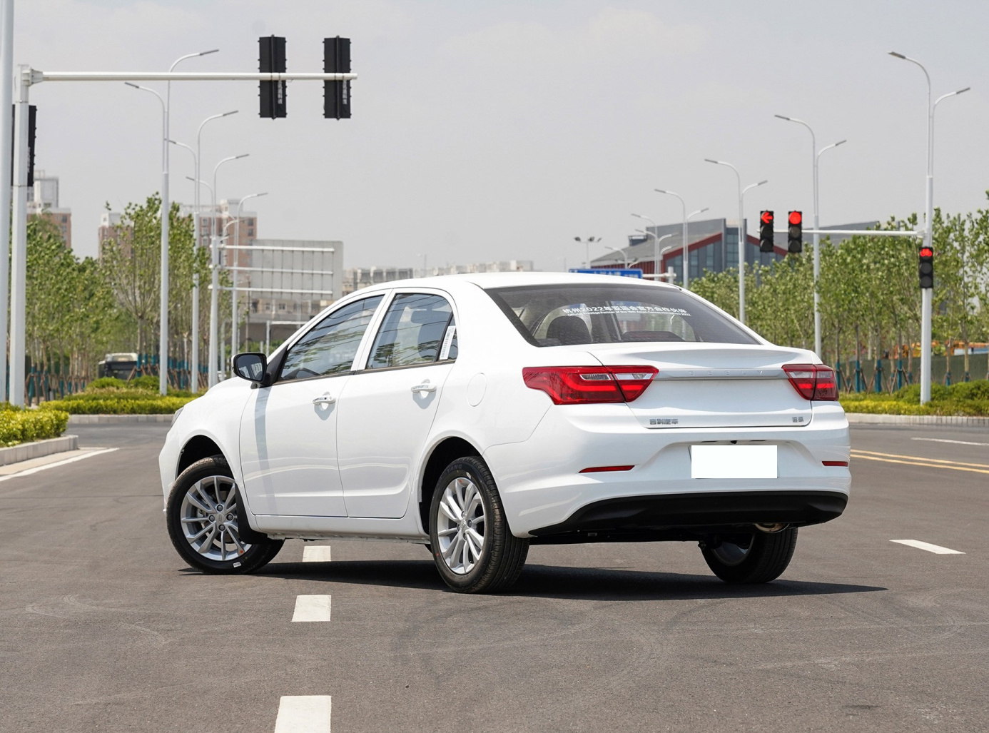 5万多买自动挡家轿,能遮风挡雨,空间够用油耗不高,关键是实惠