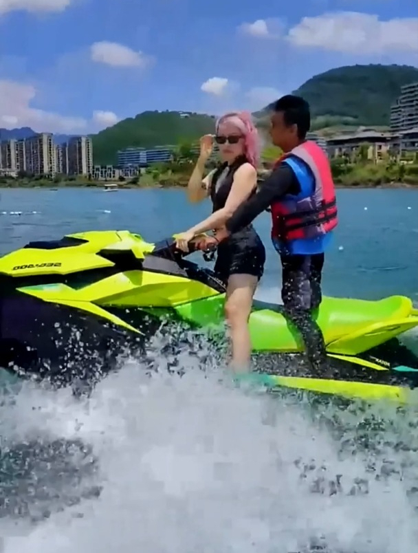 最近这个泳衣美女火了,坐在摩托艇前面,让人忍不住要多看一眼!