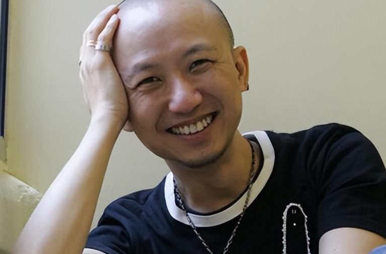 憑藉一首歌與王菲齊名,卻被倆渣男折磨成精神病,今49歲無人識