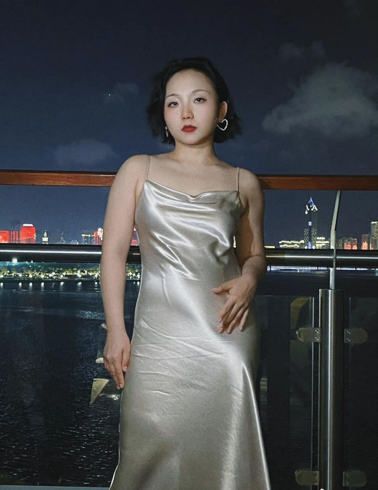 辣目洋子带火"肉感美",穿紧身裙勒出肉肉也不尴尬,够吸睛