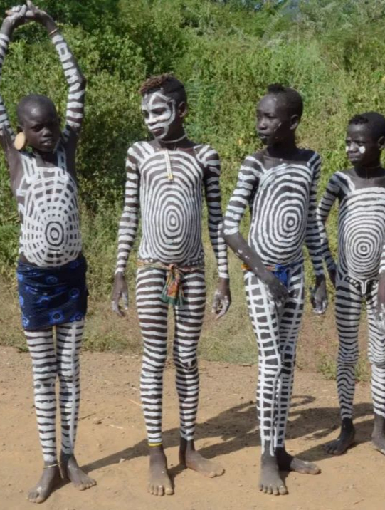 非洲原始部落原始人的一天是如何度过,女人用树枝刷牙树液护手01