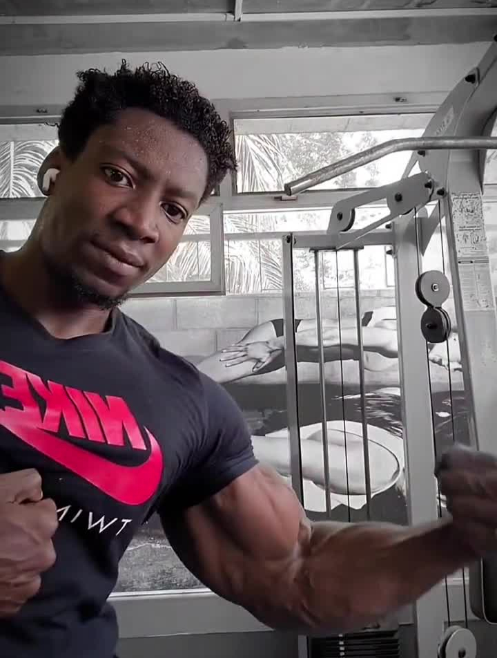 艾特出你身边没有二头肌的小弱鸡健身肌肉肱二头肌-度小视