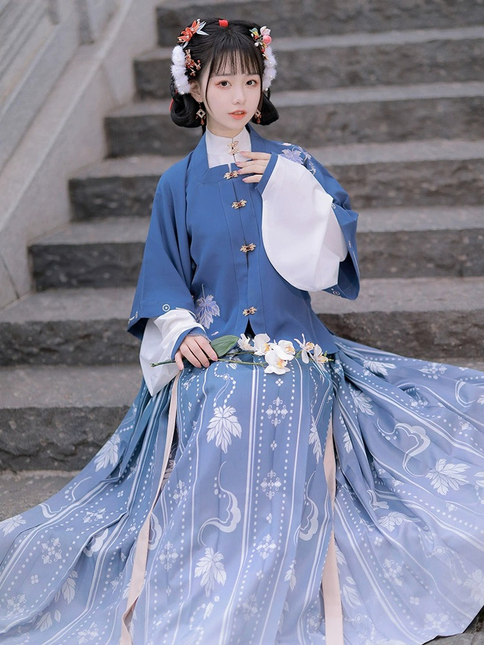 明制三件套方领半臂短袄褶裙刺绣印花汉服 | 明代的三件套汉服,包括