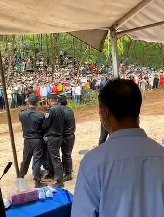 1998年刚果,反叛军被抓被扔下河,然后士兵盲射枪决3-度小视