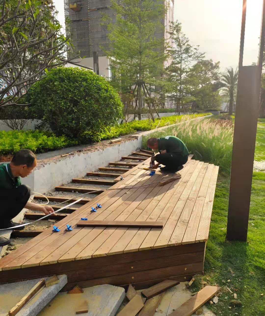营造与自然和谐共处的户外空间:防腐木地面铺装的和谐共享