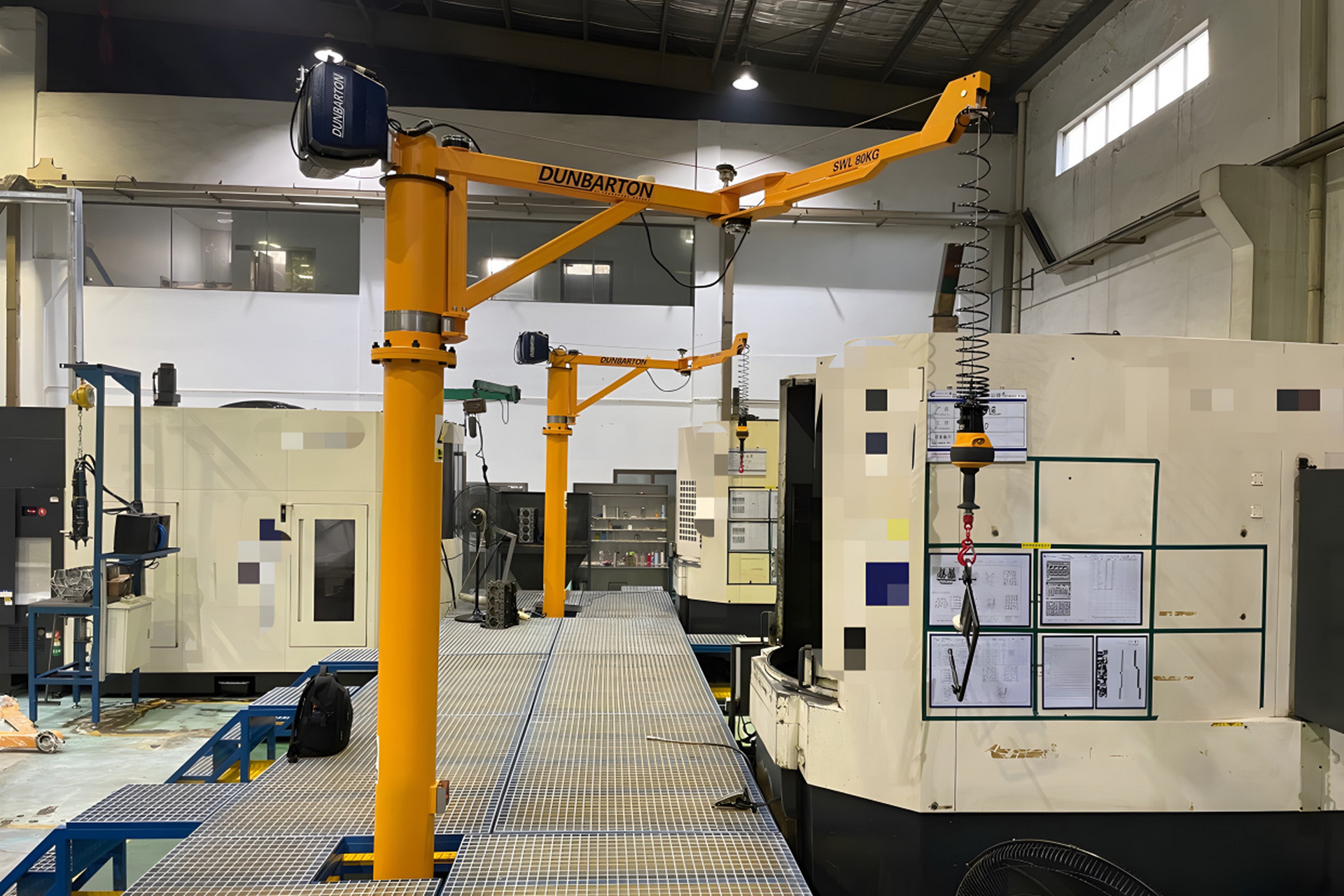 折臂吊是一种起重设备,由折臂,起升机构,回转机构,电气系统组成,具有