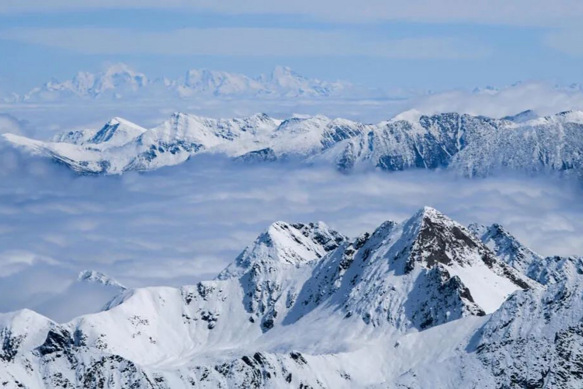 十一月,去四川黑水县达古冰川山顶看雪  十一月,在山顶积雪早已堆积得