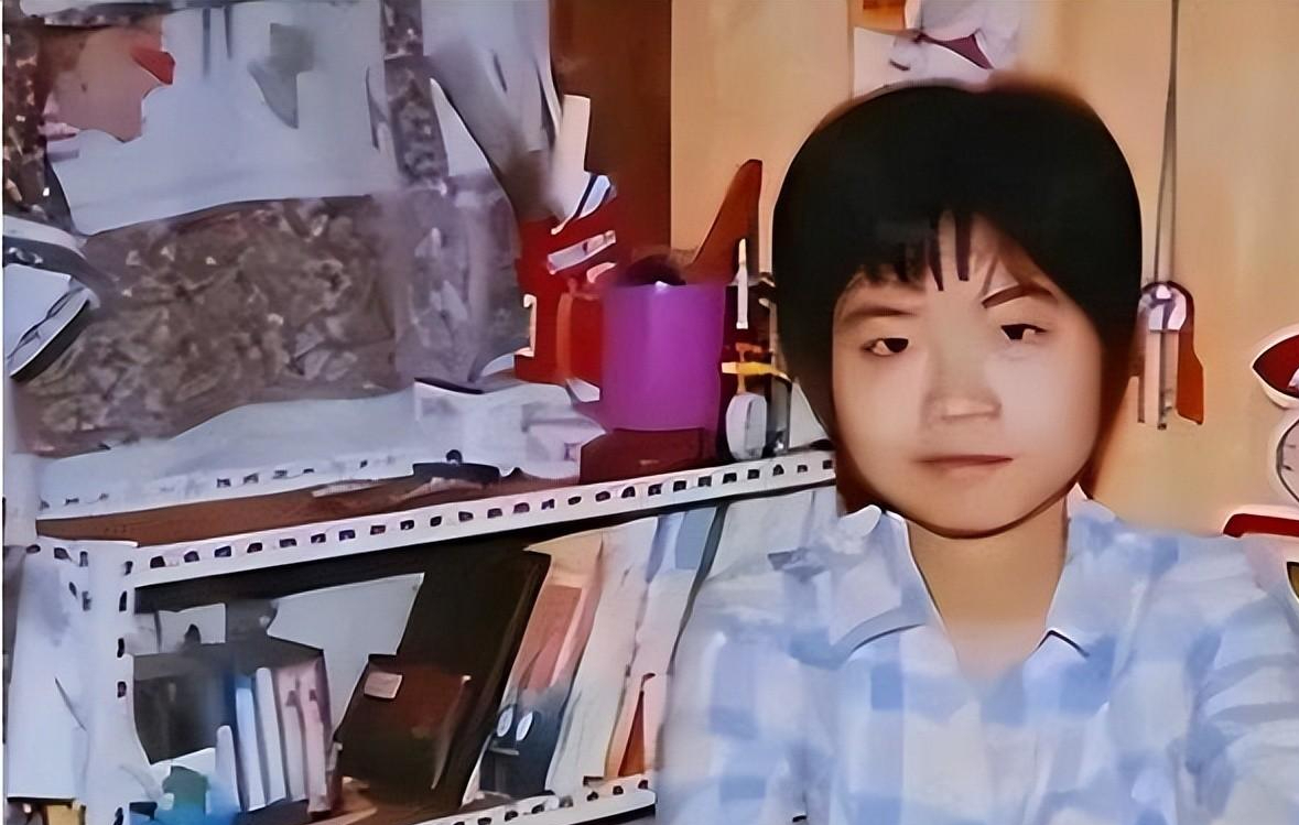 2009年一学霸带母上学最终厕所自缢身亡活生生被母亲吸干血