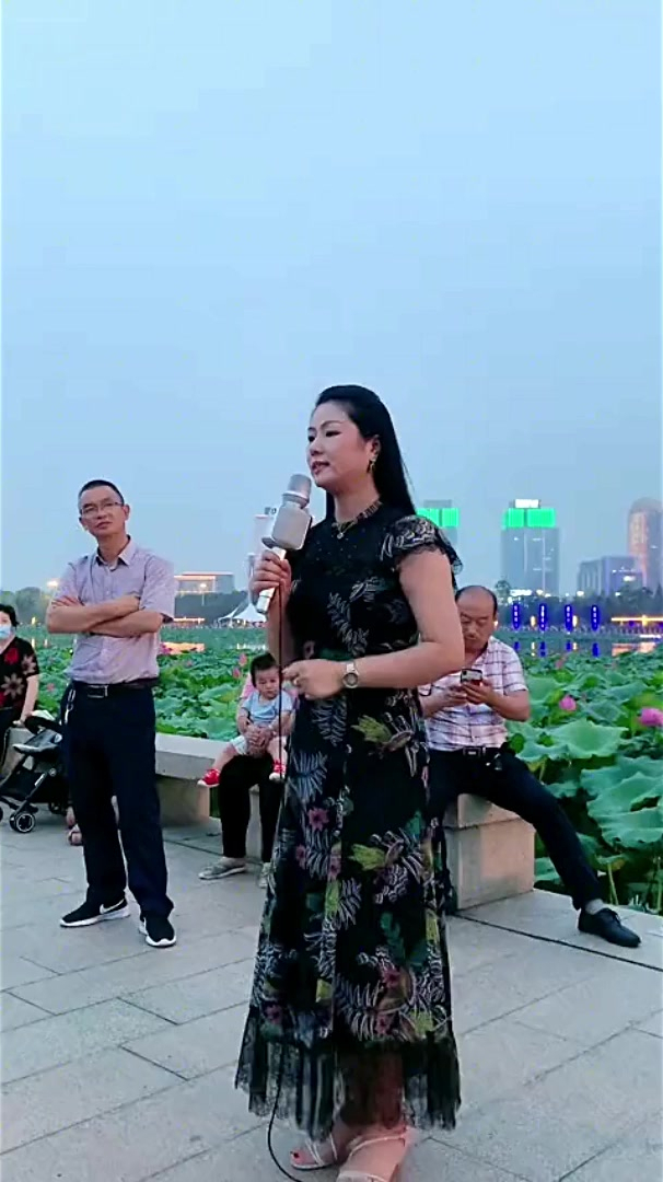 美女羅嬌戶外直播唱歌,真人真唱,非常好聽-度小視