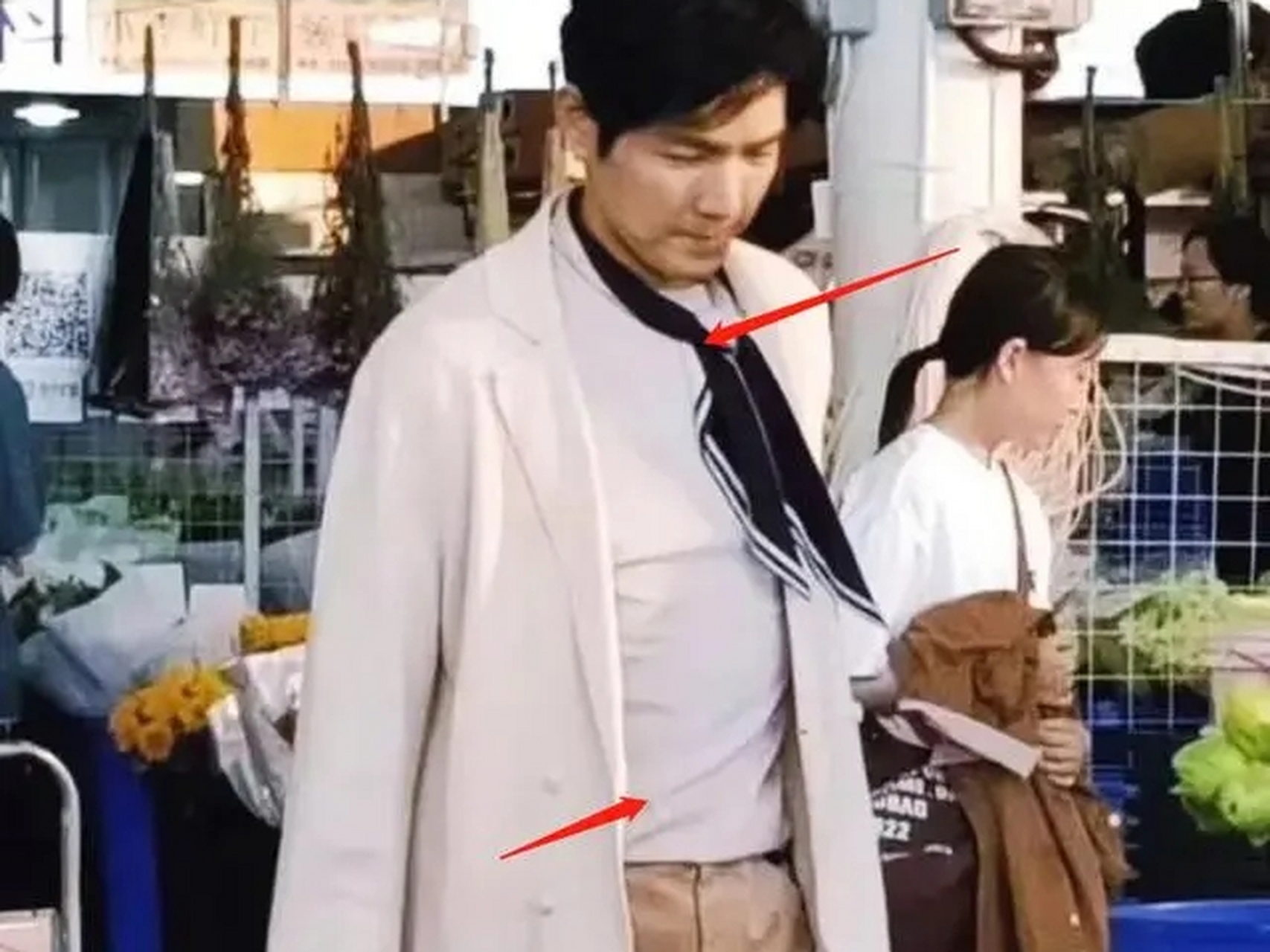 最近有网友在菜市场偶遇钟汉良,只见他小肚腩明显发福,穿着一件白色的