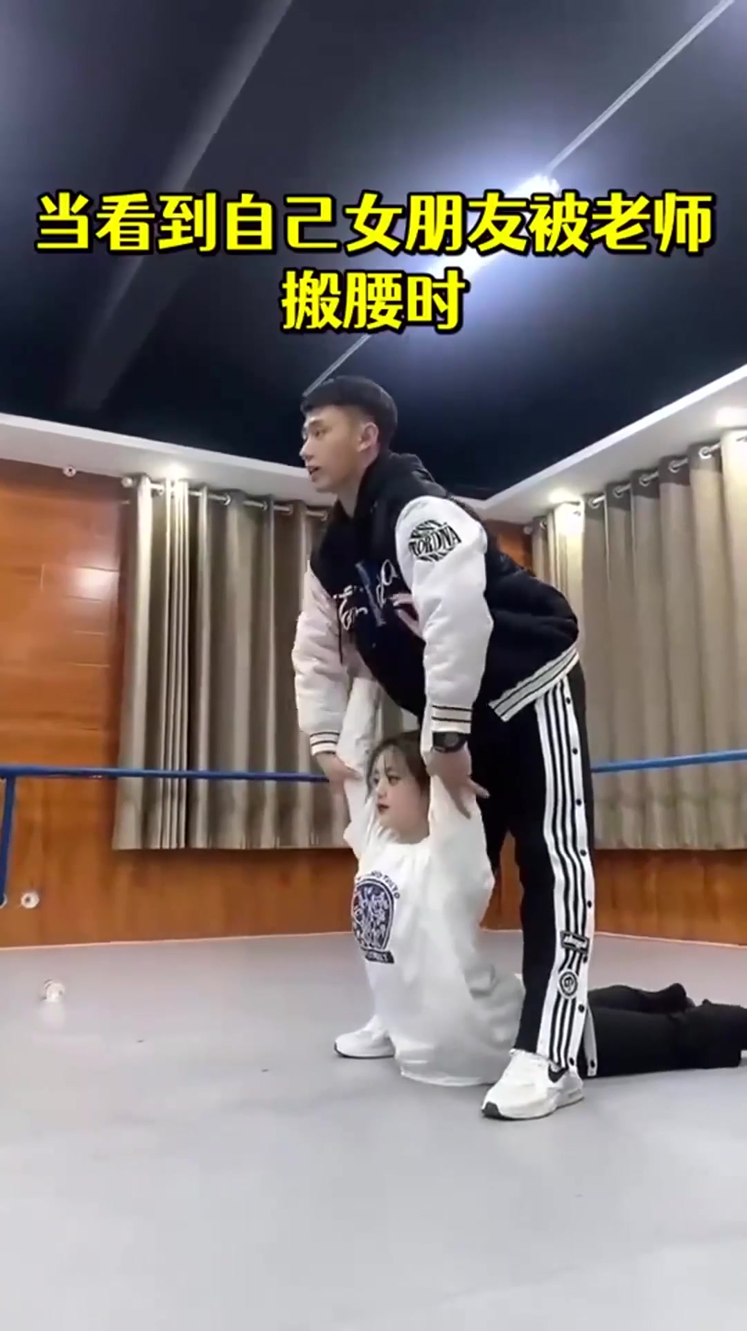 当看到自己女朋友被老师搬腰时我就忍不住的愤怒