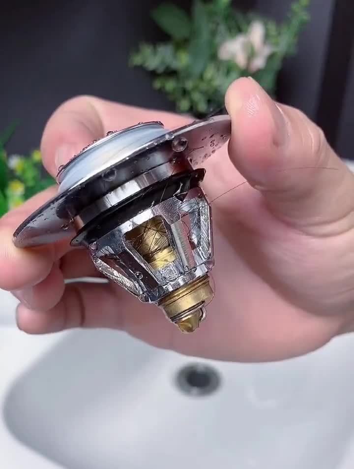 按压弹跳塞,比洗手盆自带的好用多了,再不怕东西掉下水道了-度小视