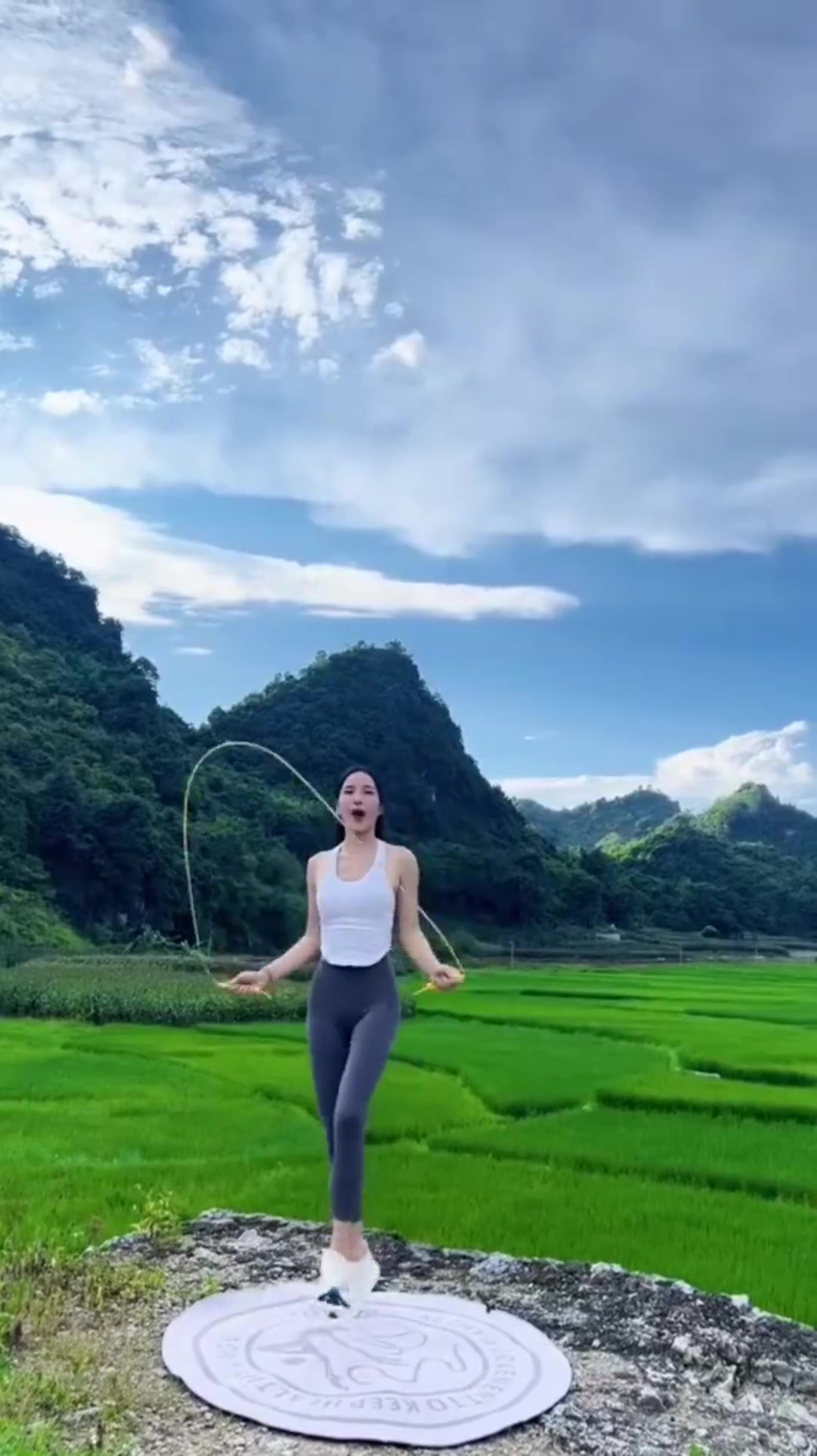 拍到美女跳跳绳,侧脸美如画,糟糕是心动的感觉!-度小视