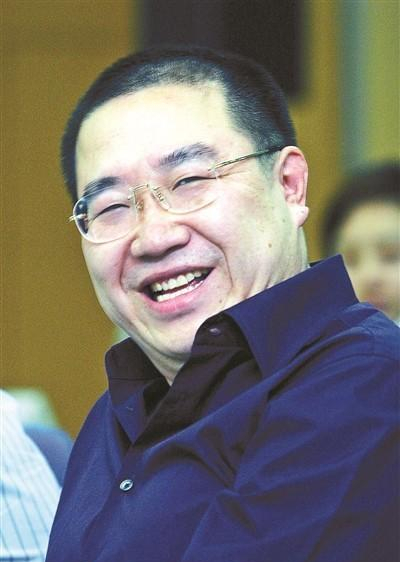 2001年4月25日,梁天的父亲范荣康离世后,过了不到一个月,哥哥梁左因