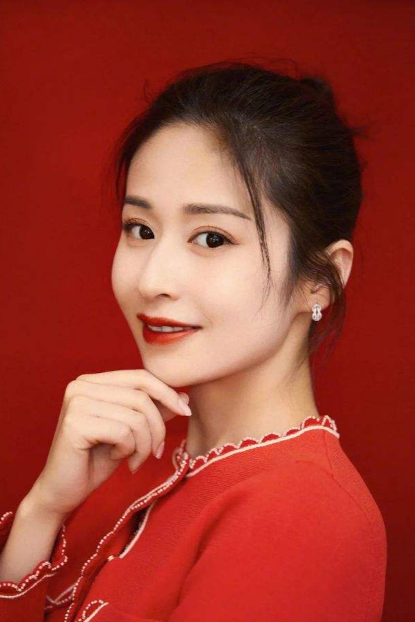 颖儿春晚侧脸走红,出道多年戏剧不断,网友:演技在线的事业狂