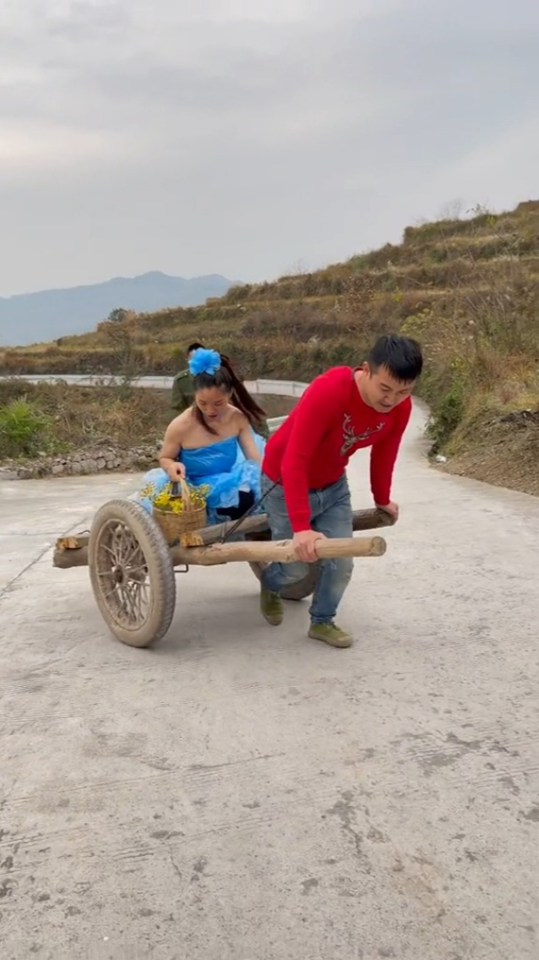刘大师61最美工地夫妻 媳妇想逛街没衣服穿-度小视