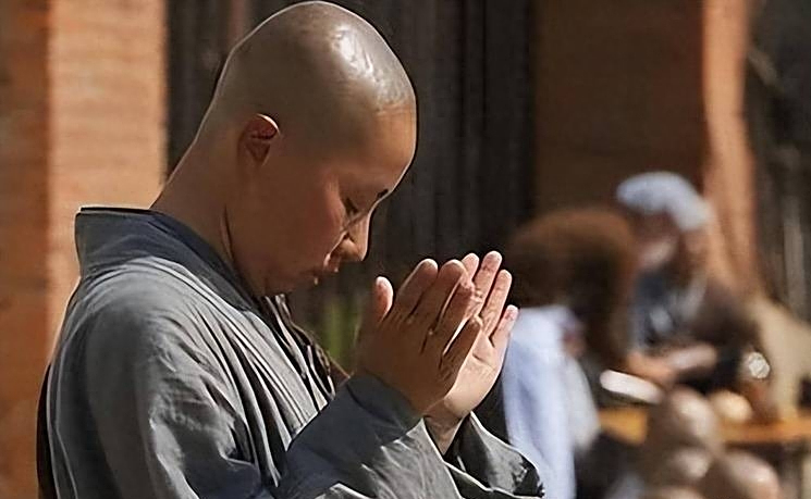 1995年11月21日的傍晚,在九华山的通慧禅林中,仁义师太正跪在佛像面前