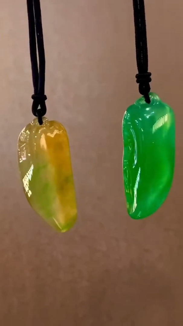 玻璃种满色正阳绿鸡油黄随形翡翠吊坠