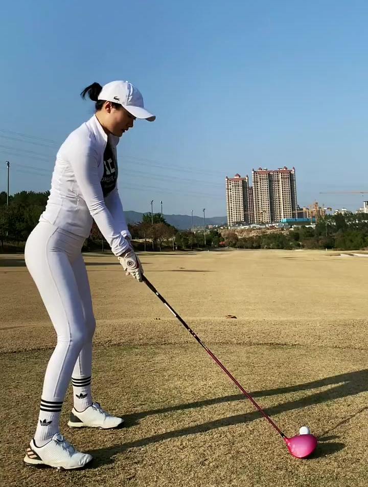在球场看到美女打高尔夫,挥杆这一下,感觉有点用力过度!