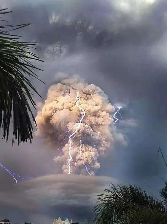 为何闪电多数在下大雨时发生?火山爆发为何也会伴随有闪电?