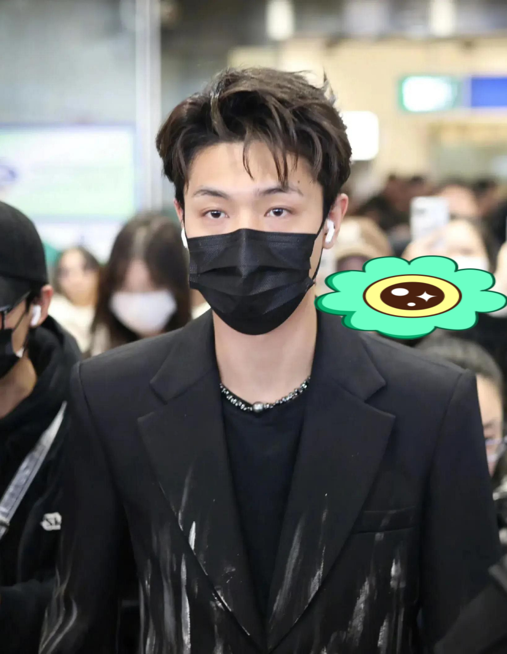 秦霄贤现身北京机场,身着涂鸦西装,笑容轻松愉悦,未受恋情风波影响.