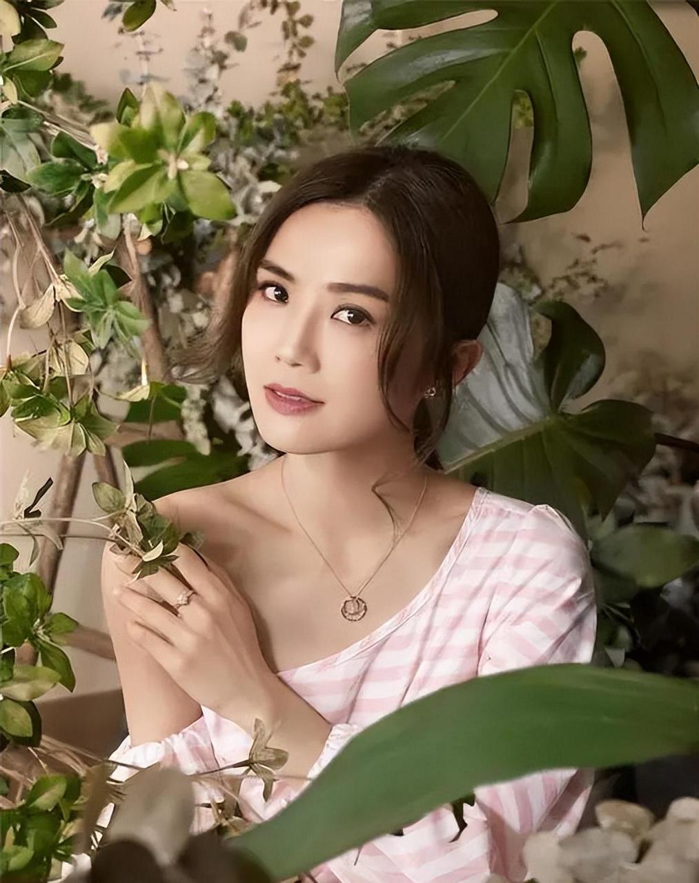 蔡卓妍是华语影坛和歌坛的璀璨新星,她与钟欣潼组成的twins组合赢得了