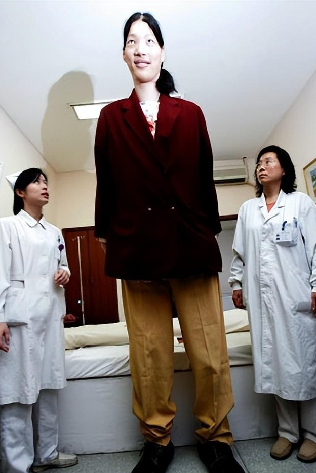 纪实"女巨人"姚德芬:身高2.36米穿鞋78码,一顿饭吃将近一锅米饭