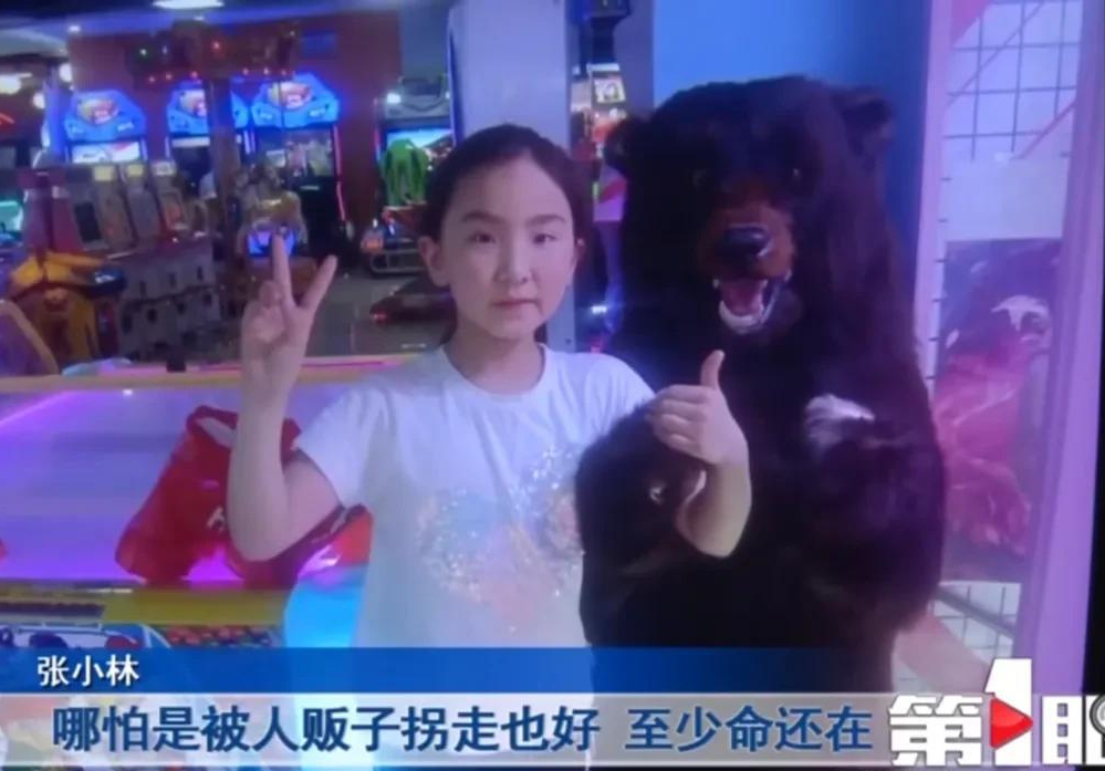 7月15日号那天轩轩穿了一条蓝色的裙子,扬阳嗓子都哭哑了,几乎整晚都