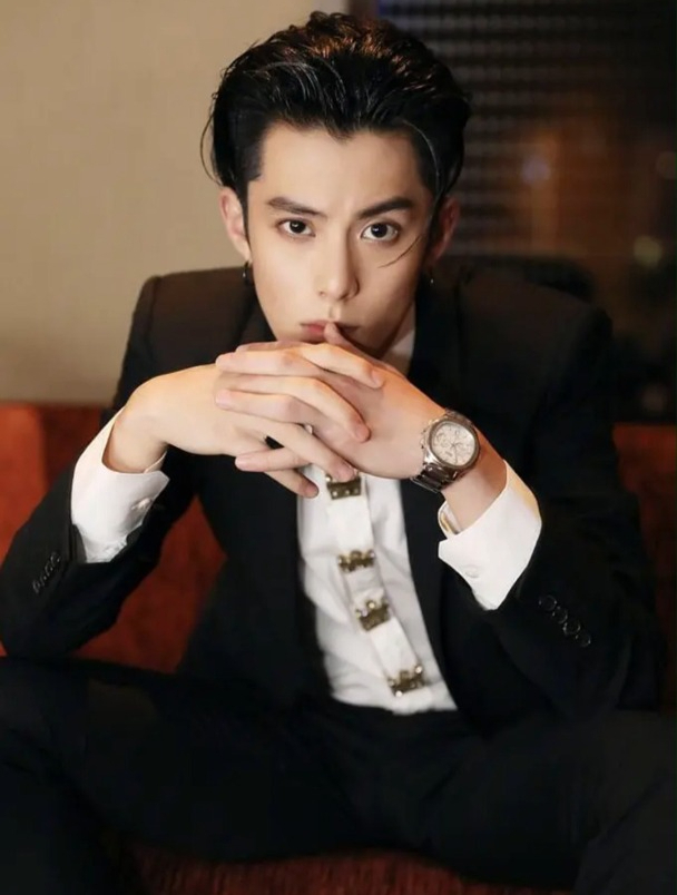 王鹤棣面相分析:神带清寒之气,中庭鼻偏弱