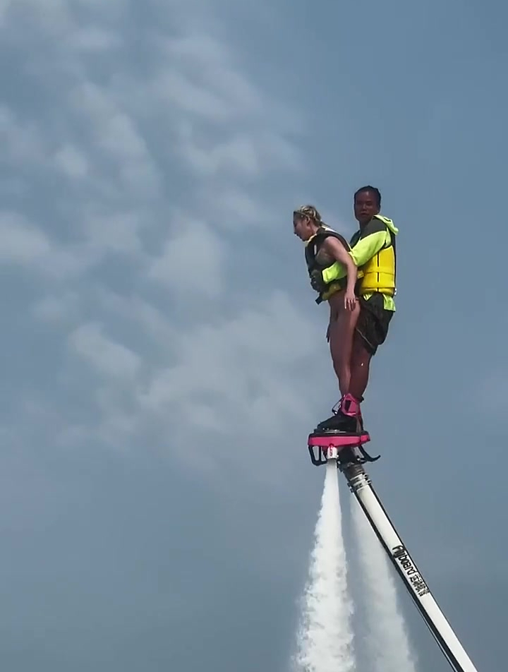 美女挑战水上飞人可把教练给乐坏了抱了个大美女