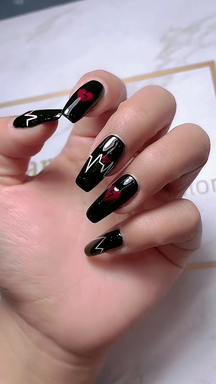 红黑撞色美甲来交作业了