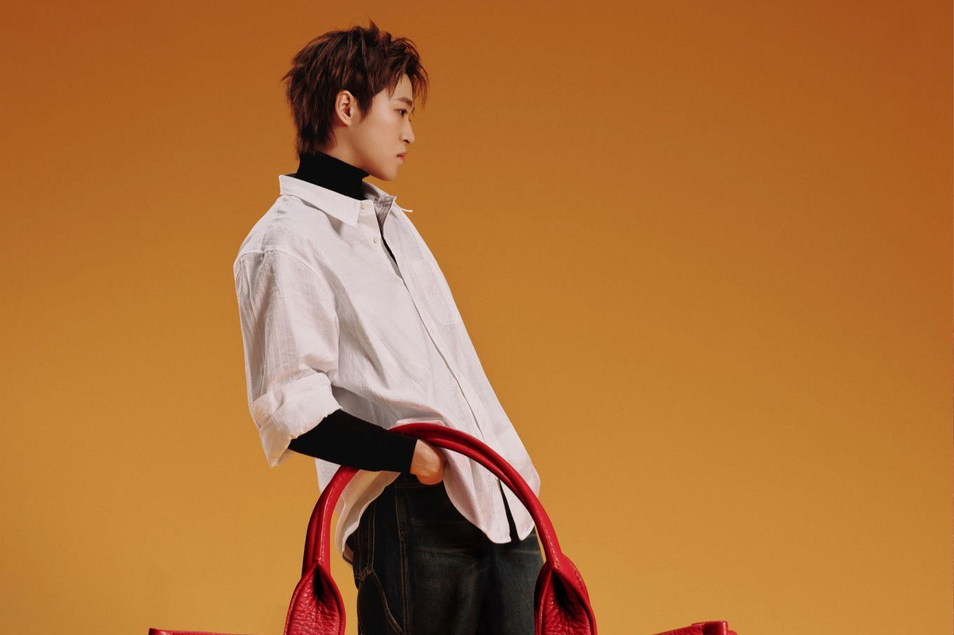 美容封面,展现出静态力量和时尚态度.