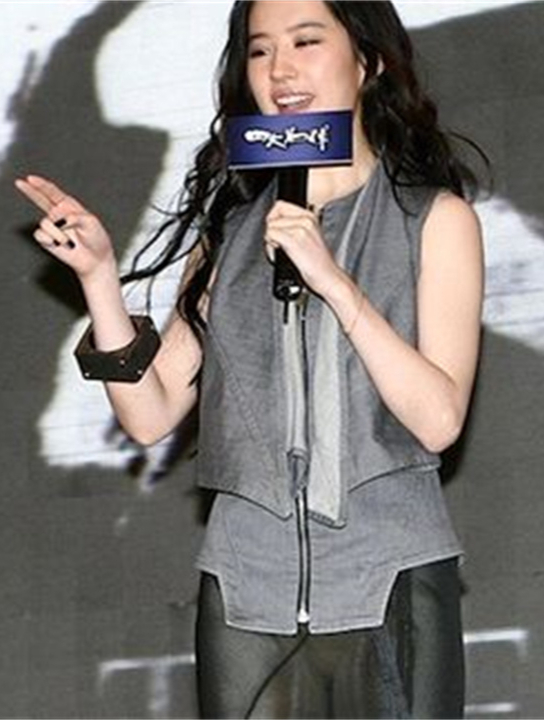 刘亦菲穿透视裙出席活动,却失守暴露春光,玉女形象都没了(2)