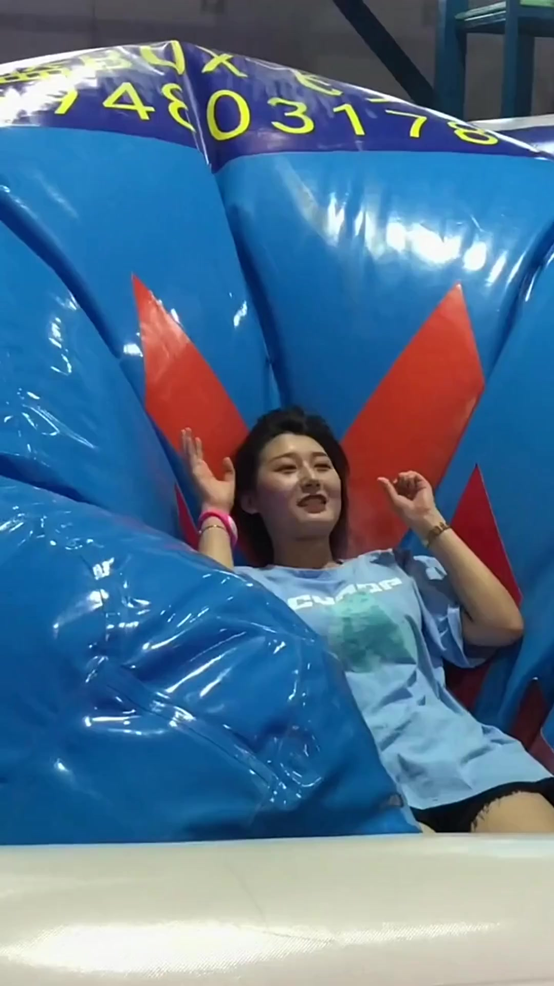 美女玩蹦床瞬间成为焦点,伴随着飞奔尖叫声,全场都替她尴尬!