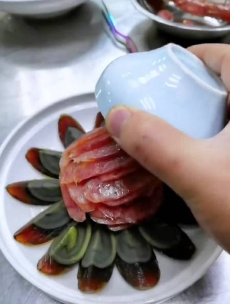 皮蛋腊肠做凉菜皮蛋的神仙吃法厨房好物凉拌皮蛋刀功-度小视