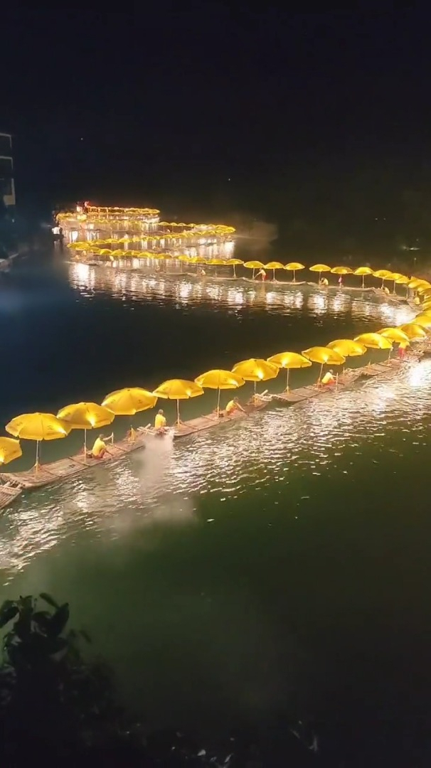 桂林遇龙河:金色龙船巡游江中,甚是壮观!